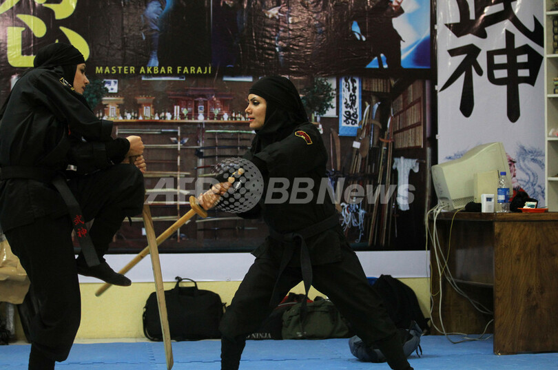 イラン女性に「忍術」が人気？華麗な技を披露