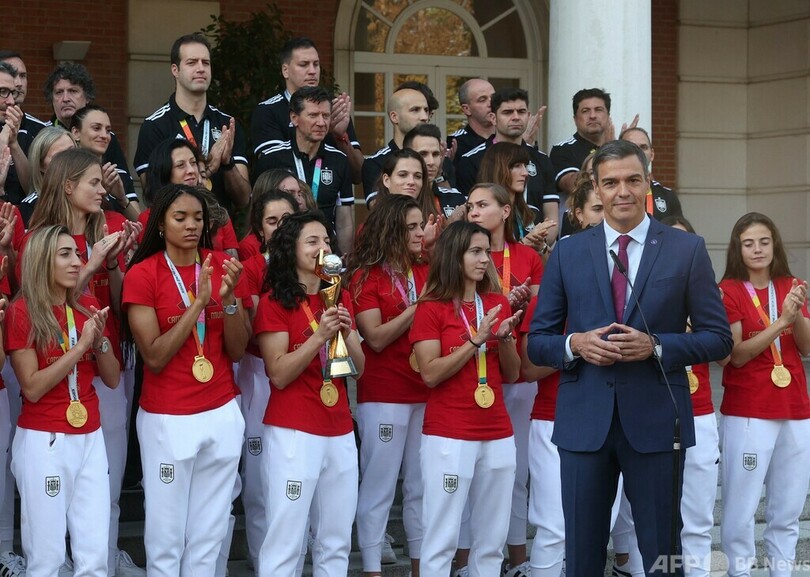 謝罪では「不十分」 スペイン首相、サッカー連盟会長のキス問題で