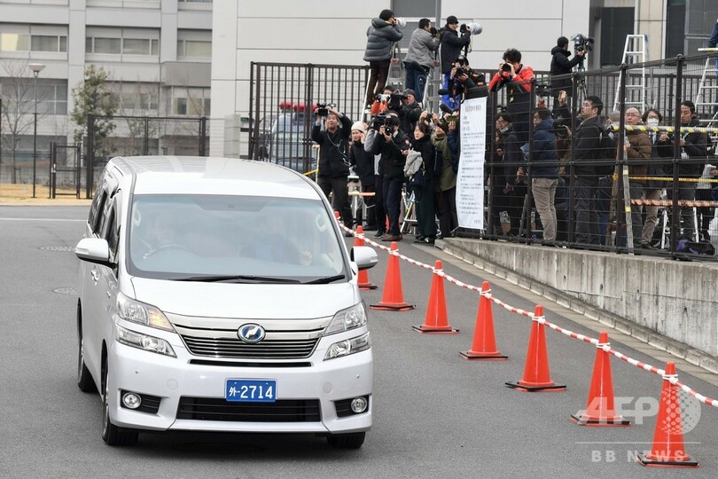 ゴーン被告、保釈される 東京拘置所から作業服姿で