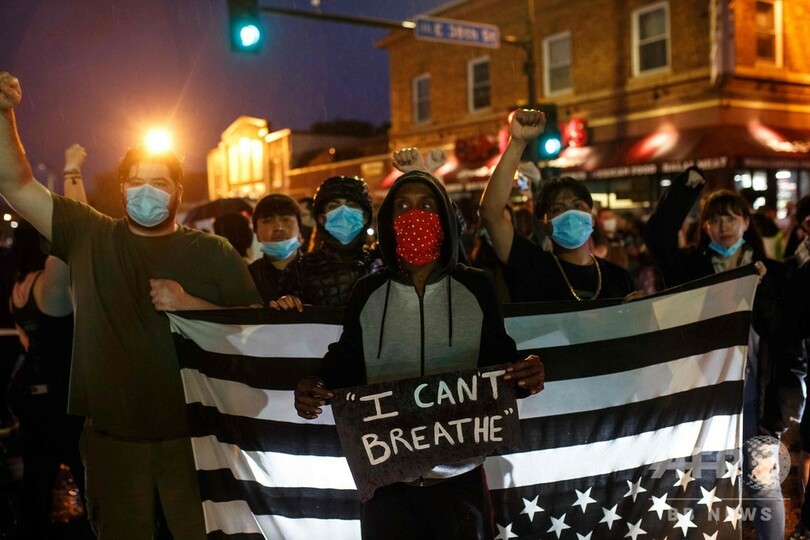 警官に首押さえつけられた黒人男性の死に怒り、遺族は起訴求める 米