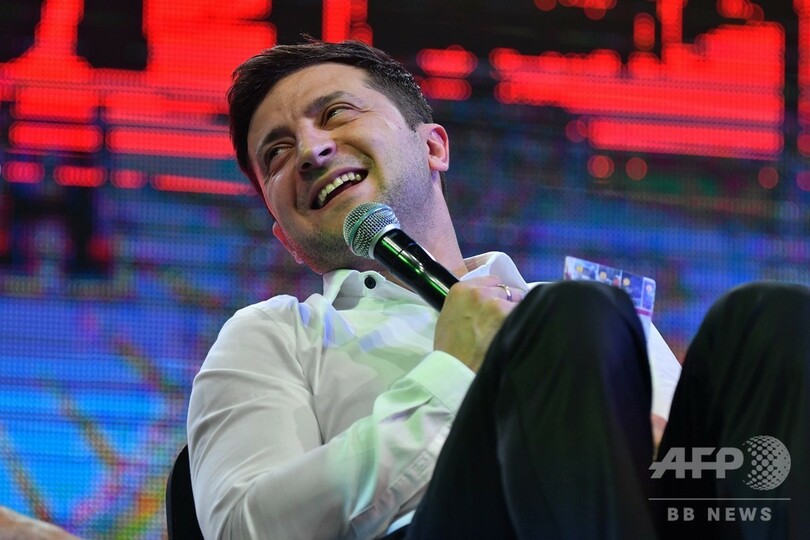 ウクライナ大統領選、コメディアンが現職破り首位 決選投票へ 