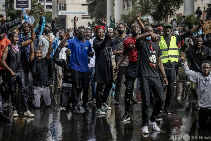 【今日の1枚】増税に抗議、頭上で腕組み反対示す ケニア