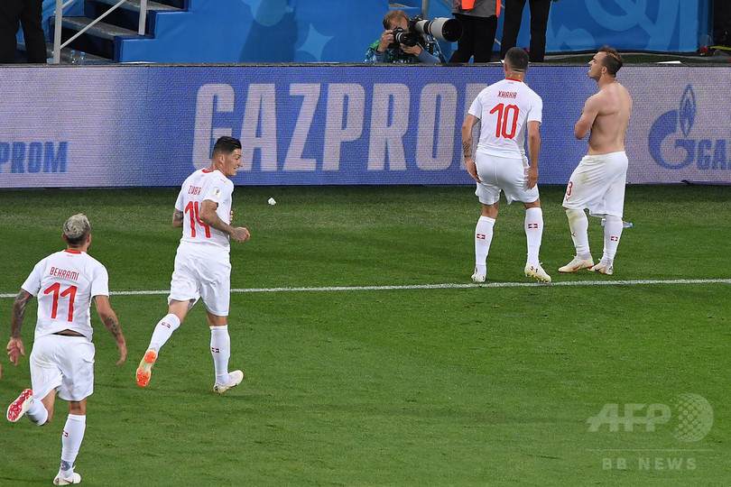 FIFAがスイス代表の「双頭のワシ」ポーズを調査開始、2試合出場停止も FIFAがスイス代表の「双頭のワシ」ポーズを調査開始、2試合出場停止も