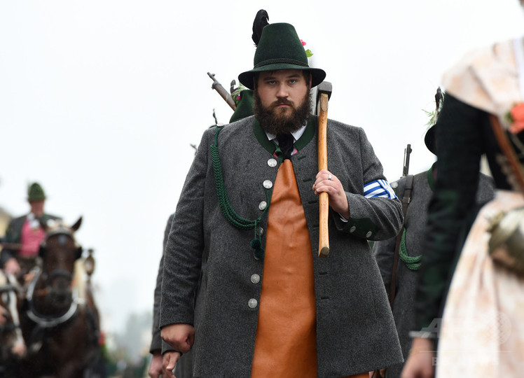 オクトーバーフェスト 伝統衣装のパレード開催 ドイツ 写真21枚 国際ニュース Afpbb News