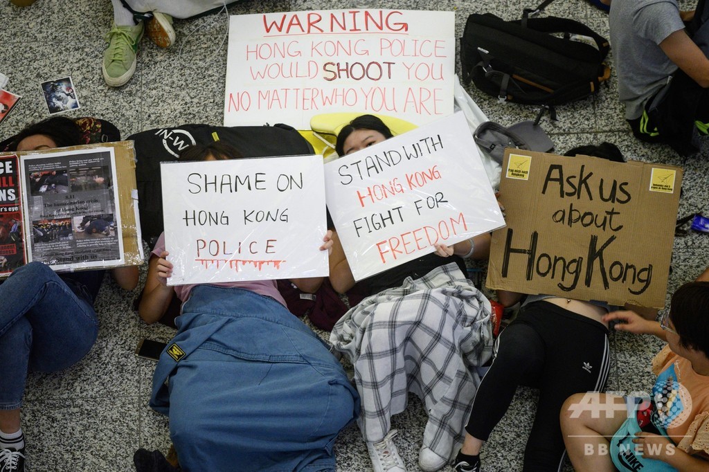 香港空港の抗議活動は「テロリストまがい」、中国政府が非難