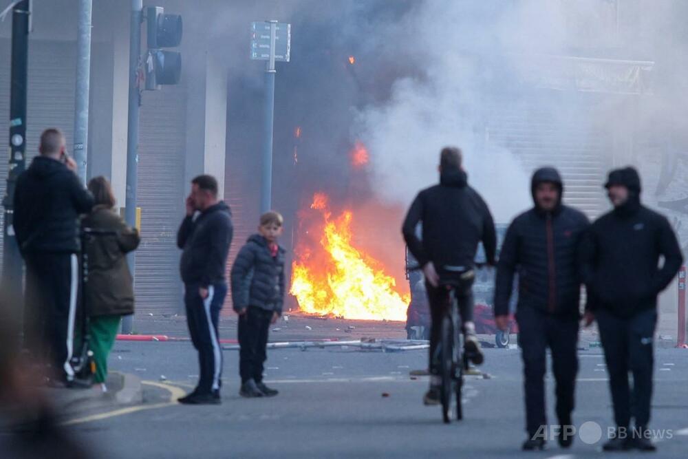 スーダン出身の難民による刺傷事件きっかけに反移民デモ、一部暴徒化 英領北アイルランド