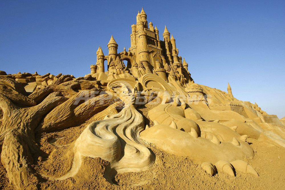 ライバルはベルサイユ? 豪華版砂のお城、ベルギー砂の彫刻祭に登場