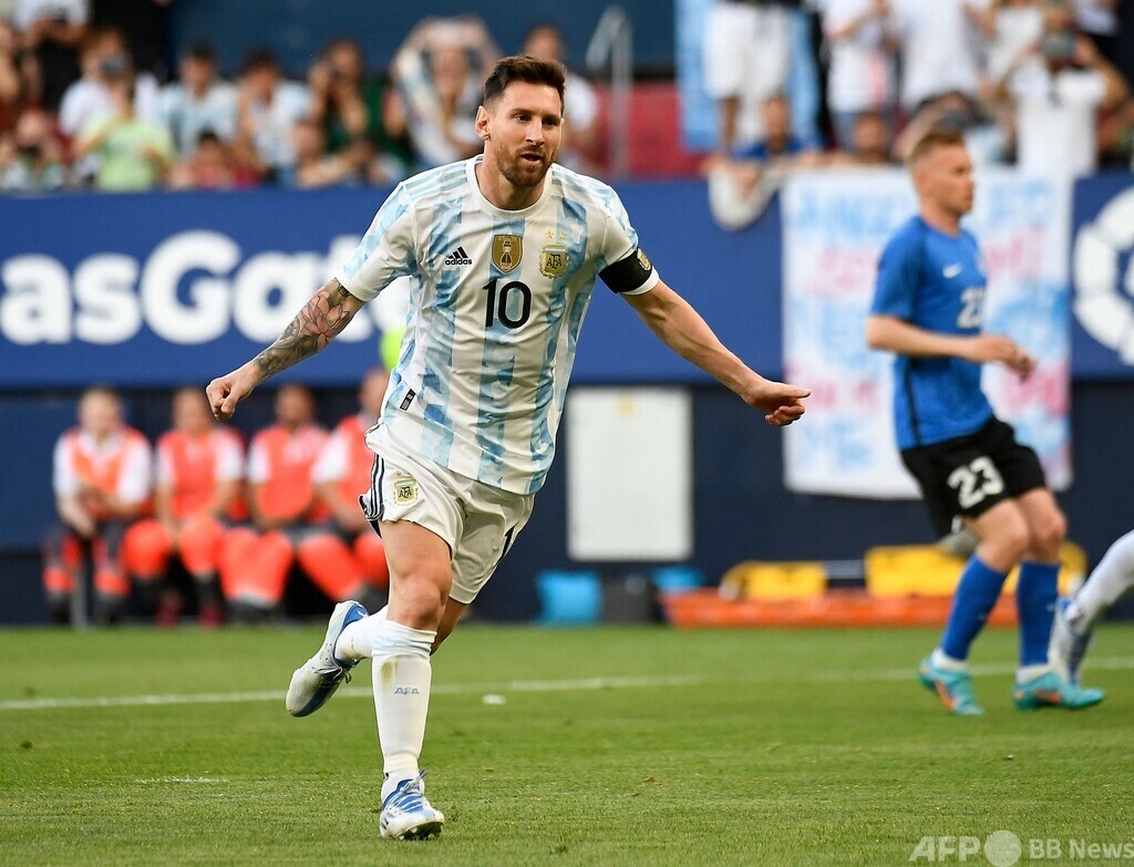 メッシが1試合5得点、アルゼンチン代表史上3人目の偉業 写真6枚