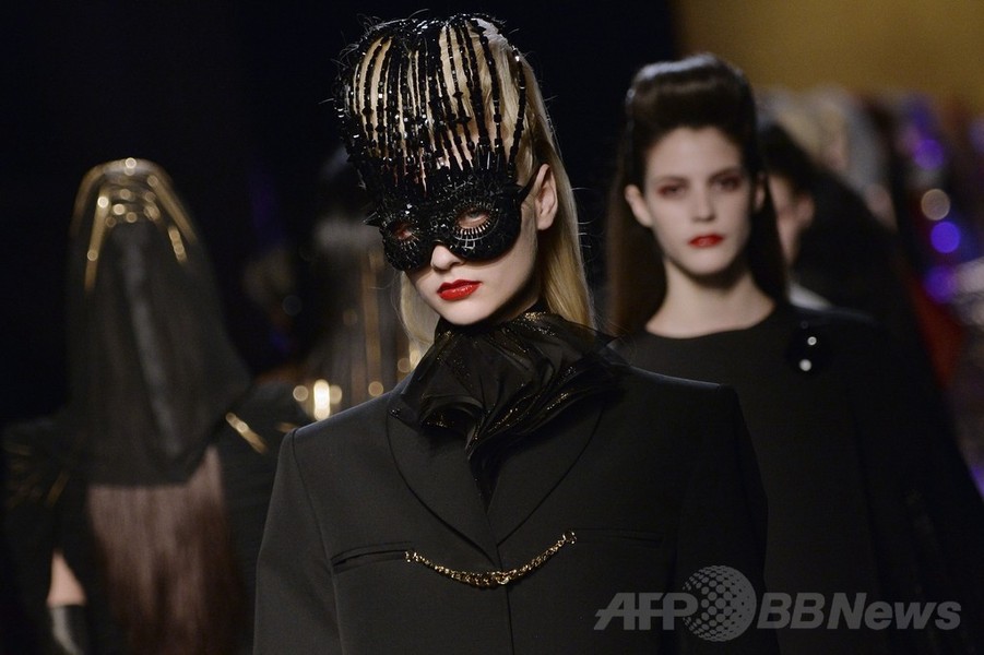 「ひげ面の女装歌手」も登場、J.P.ゴルチエ14/15年秋冬オートクチュール
