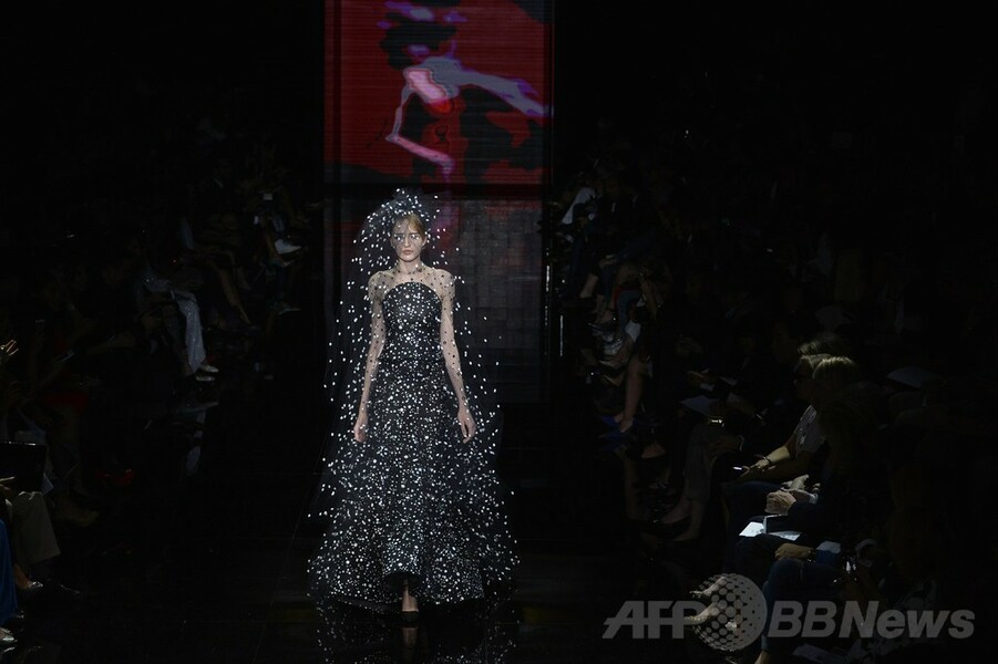 黒、白、赤で見せる多彩なスタイル、「ジョルジオ アルマーニ プリヴェ」14/15年秋冬オートクチュール