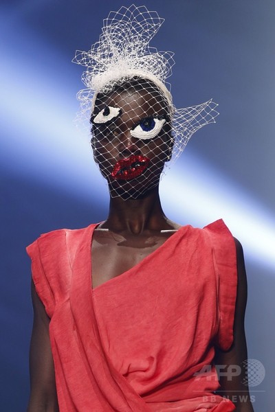 V・ウエストウッド、ファッションで環境問題を訴え パリ