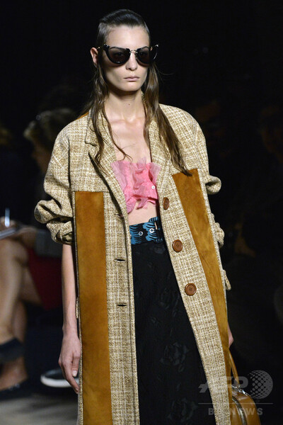 映画『フィメール・トラブル』をテーマに、「ミュウミュウ」15年春夏