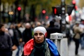 フランス国旗を頭に巻いた女性。仏首都パリで行われたイスラム嫌悪に抗議するデモ行進で（2019年11月10日撮影）。(c)GEOFFROY VAN DER HASSELT / AFP
