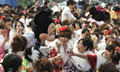 成人の日の9日、千葉県浦安（Urayasu）市の成人式が東京ディズニーランド（Tokyo Disneyland）で開かれた。政府統計によると、1日現在20歳の新成人の人口は122万人で、最も多かった1970年の246万人の半数を初めて割り込んだ。

写真は、ミッキーマウスから祝福されて大喜びの晴れ着姿の新成人たち（2012年1月9日撮影）。(c)AFP/ KAZUHIRO NOGI
