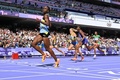 パリ五輪、陸上女子200メートル予選に臨むセントルシアのジュリアン・アルフレッド（左、2024年8月4日撮影）。(c)Jewel SAMAD / AFP