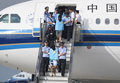 フィジーから中国に護送され、飛行機から降りる振り込め詐欺の容疑者ら（2017年8月5日撮影）。(c)CNS/張瑶