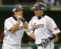 第3回ワールド・ベースボール・クラシック（2013 World Baseball Classic、WBC）は12日、東京で2次ラウンドの1位決定戦が行われ、大会3連覇を狙う日本は10-6でオランダを下し、2次ラウンド首位通過を決めた。

2回にこのイニング2本目の本塁打を放ち、チームメイトの井端弘和（Hirokazu Ibata、左）の祝福を受ける日本の阿部慎之助（Shinnosuke Abe、2013年3月12日撮影）。(c)AFP/KAZUHIRO NOGI
