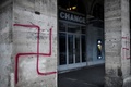 フランス・パリのリボリ通りで、柱に描かれたかぎ十字（2020年10月11日撮影）。(c)STEPHANE DE SAKUTIN / AFP
