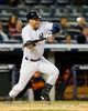 14MLB、ニューヨーク・ヤンキース（New York Yankees）対ボルチモア・オリオールズ（Baltimore Orioles）。8回に犠打を放つニューヨーク・ヤンキースのデレク・ジーター（Derek Jeter、2014年4月9日撮影）。(c)AFP/Getty Images/Jim McIsaac