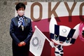東京五輪まで100日となる中、都庁で大会マスコット像の設置式に出席した東京都の小池百合子知事（2021年4月14日撮影）。(c)Eugene Hoshiko / POOL/ AFP