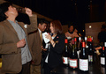 仏ブルゴーニュ（Burgundy）地方ボジョレー（Beaujolais）地区産の新酒ワイン、「ボジョレー・ヌーボー（Beaujolais Nouveau）」が15日午前0時に解禁された。今年は天候不順でぶどうが不作だっために生産量が少なく、日本の輸入量も減る見込みだという。(c)AFP

写真は都内でボジョレー・ヌーボーの解禁を祝う人々（2012年11月15日撮影）。(c)AFP/Yoshikazu TSUNO