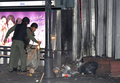 タイ・バンコク（Bangkok）中心部の爆発現場を捜査する爆発物処理班（2010年7月26日撮影）。(c)AFP/PORNCHAI KITTIWONGSAKUL