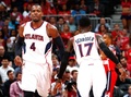 14-15NBAプレーオフ・イースタンカンファレンス準決勝（7回戦制）、アトランタ・ホークス対ワシントン・ウィザーズ。得点したあとチームメートのデニス・シュローダーに祝福されるアトランタ・ホークスのポール・ミルサップ（2015年5月5日撮影）。(c)AFP/Getty Images/Kevin C. Cox