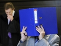 2009年の印象的な出来事を写真で振り返る。

オーストリア・ザンクトペルテン（Sankt Poelten）の裁判所で開かれた公判の2日目に、バインダーで顔を隠して出廷したヨーゼフ・フリッツル（Josef Fritzl）被告。フリッツル被告は、実の娘を24年間監禁し、性的暴行を加えた上に7人の子どもを産ませ、その子どもの1人を殺したとして強姦（ごうかん）、強制隔離、近親相姦、自由束縛、殺人の罪で起訴された（2009年3月17日撮影）。(c)AFP/ROBERT JAEGER