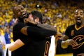 15-16NBAファイナル第7戦、ゴールデンステイト・ウォリアーズ対クリーブランド・キャバリアーズ。優勝を飾り、ケビン・ラブ（中央）と喜ぶクリーブランド・キャバリアーズのレブロン・ジェームズ（左、2016年6月19日撮影）。(c)AFP/Getty Images/Ezra Shaw