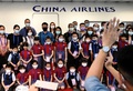 台湾・桃園にある中華航空の施設で行われたイベントで、集合写真を撮影する参加者たち（2020年8月8日撮影）。(c)Sam Yeh / AFP