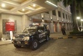 ミャンマーの最大都市ヤンゴン（Yangon）の「トレーダーズホテル（Traders Hotel）」前に駐車する警察車両（2013年10月15日撮影）。(c)AFP/YE AUNG THU