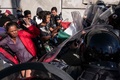 メキシコ北部ティフアナの米国境近くでメキシコの警官らと対峙する中米からの移民ら（2018年11月25日撮影）。(c)GUILLERMO ARIAS / AFP)