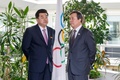 スイス・ローザンヌの国際オリンピック委員会（IOC）本部で、五輪旗の両側に立つ北朝鮮の金日国体育相（左）と韓国の都鍾煥文化体育観光相（2019年2月15日撮影）。(c)SALVATORE DI NOLFI / POOL / AFP