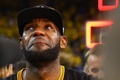 15-16NBAファイナル第7戦、ゴールデンステイト・ウォリアーズ対クリーブランド・キャバリアーズ。優勝に感極まるクリーブランド・キャバリアーズのレブロン・ジェームズ（2016年6月19日撮影）。(c)AFP/Getty Images/Ezra Shaw