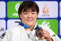 世界柔道選手権、女子78キロ超級。銅メダルを獲得し、表彰式に臨む冨田若春（2022年10月12日撮影）。(c)Kirill KUDRYAVTSEV / AFP