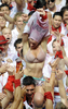 1週間にわたる牛追いが有名なスペイン北部パンプロナ（Pamplona）の祭りサン・フェルミン（San Fermin）が6日正午、「チュピナソ」と呼ばれる花火の打ち上げとともに始まりを告げた。

写真は市庁舎前で行われた「チュピナソ」を祝う人たち（2012年7月6日撮影）。(c)AFP/Rafa Rivas