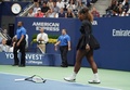 全米オープンテニス、女子シングルス決勝。ラケットを破壊したセレーナ・ウィリアムス（2018年9月8日撮影）。(c)TIMOTHY A. CLARY / AFP