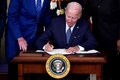米ホワイトハウスで、「インフレ抑制法」に署名するジョー・バイデン大統領（2022年8月16日撮影）。(c)MANDEL NGAN / AFP