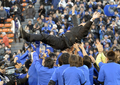 サッカー第88回天皇杯（%%The 88th Emperor&apos;s Cup%%）決勝、ガンバ大阪（%%Gamba Osaka%%）対柏レイソル（%%Kashiwa Reysol%%）。試合は延長後半11分に途中出場の播戸竜二（%%Ryuji Bando%%）が決勝点を挙げたガンバ大阪が1-0で競り勝ち優勝した。この結果、2008年にAFCチャンピオンズリーグ（%%AFC Champions League 2008%%）を制したガンバ大阪は、09年の同大会への出場権を獲得した。写真は天皇杯を制し、選手たちに胴上げされるガンバ大阪の西野朗（Akira Nishino）監督。（2009年1月1日撮影）(c)AFP/TOSHIFUMI KITAMURA