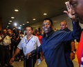 ハバナのホセ・マルティ国際空港に降り立ち、歓声に応えるサッカー元ブラジル代表のペレ氏（右、2015年5月31日撮影）。(c)AFP/YAMIL LAGE