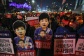 韓国ソウルで、朴槿恵（パク・クネ）大統領の即時退陣を求める抗議集会に参加した人々（2017年1月7日撮影）。(c)AFP/JUNG Yeon-Je