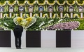 韓国・安山（Ansan）市の体育館に設置された旅客船セウォル（Sewol）号の犠牲者を追悼する献花台を訪れた人（2014年4月23日撮影）。(c)AFP/KIM DOO-HO