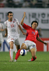 ボールを奪い合う韓国のシン・ヨンロク（%%Shin Young Rok%%、右）とシリアの%%Aymana Habal%%。(c)AFP/CHOI WON-SUK