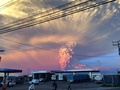 チリ南部プエルトバラスから撮影した、噴煙を上げるカルブコ火山（2015年4月22日撮影）。AFP/GIORDANA SCHMIDT