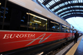 イタリアで13日に開通した高速鉄道用新線の車両「Freccia Rossa」。ミラノ中央駅に停車中。営業運転は翌14日から開始。高速化によりミラノ－ローマ間の所要時間が3時間30分に短縮される（2008年12月13日撮影）。(c)AFP/GIUSEPPE CACACE