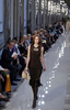 フランス・パリのルーブル美術館（Musee du Louvre）で発表された「サルヴァトーレ フェラガモ（Salvatore Ferragamo）」の13年クルーズ・コレクション。（2012年6月12日撮影）。（c）AFP/FRANCOIS GUILLOT