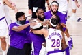19-20NBAファイナル（7回戦制）第6戦、マイアミ・ヒート対ロサンゼルス・レイカーズ。優勝を喜ぶレブロン・ジェームズ（中央）らロサンゼルス・レイカーズの選手（2020年10月11日撮影）。(c)Douglas P. DeFelice/Getty Images/AFP