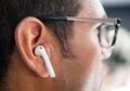 米サンフランシスコで、アップルの新製品のワイヤレスイヤホン「AirPods」を試す人（2016年9月7日撮影）。(c)AFP/Josh Edelson