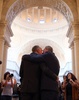 米カリフォルニア（California）州の連邦高裁は28日、州内で同性婚を禁止していた法律を無効とした。これを受け、同州のサンフランシスコ（San Francisco）やロサンゼルス（Los Angeles）の市庁舎では、同性カップルが次々と結婚式を挙げた。

カリフォルニア州では2008年に短期間だけ同性婚が認められたが、同年に行われた住民投票で、結婚を男女間に限定し同性婚を禁ずる規定を盛り込んだ州憲法の修正案｢提案8号（Proposition 8）｣が可決された。これに対し、2組の同性カップルが提訴。連邦最高裁は今月26日、この規定が合衆国憲法に違反するとした下級審の判断を、事実上維持する判決を下したため、同性婚が同州で再び解禁されることとなった。

写真はサンフランシスコ市庁舎で結婚式を挙げる同性カップル（2013年6月28日撮影）。(c)AFP/Getty Images/Justin Sullivan
