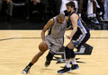 12-13NBAは19日、ウェスタンカンファレンス決勝（7回戦制）の第1戦が行われ、サンアントニオ・スパーズ（San Antonio Spurs）が105-83でメンフィス・グリズリーズ（Memphis Grizzlies）に先勝した。

メンフィス・グリズリーズのマルク・ガソル（Marc Gasol、右）にドライブを仕掛けるサンアントニオ・スパーズのティム・ダンカン（Tim Duncan、2013年5月19日撮影）。(c)AFP/Getty Images/Stephen Dunn